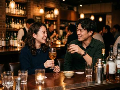 バーで飲み物を片手に笑顔で語り合う男女。