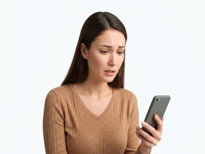 スマホで出会い系アプリを見ながら不安そうな表情の女性