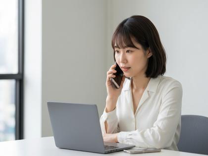 電話で相談している女性のイメージ