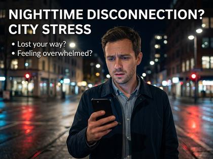 スマホを片手に少し不安げな表情の男性、夜の街並み