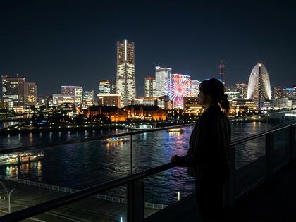 横浜のみなとみらいの夜景を眺める女性のシルエット