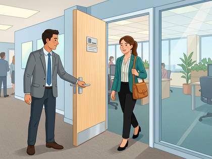 オフィスで男性が女性のためにドアを開け、入室を促している。