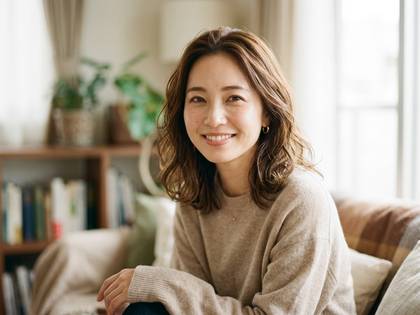 リビングで笑顔の女性。