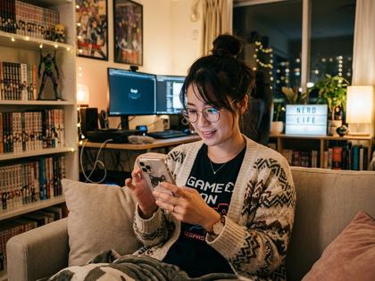 スマホでマッチングアプリを操作するオタク女子のイメージ