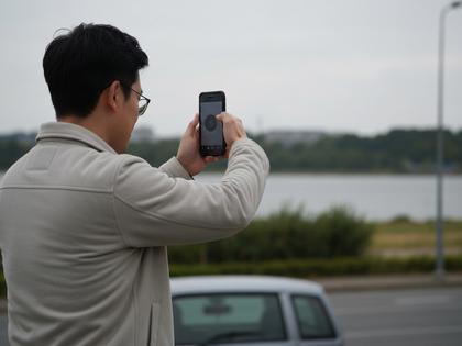 プロフィール写真を撮影している男性のシーン
