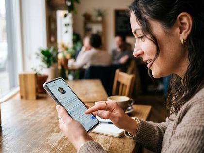 スマホでプロフィール文章を編集している女性のアップ