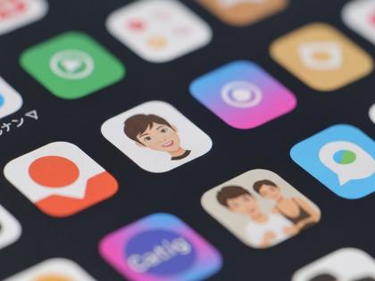 スマートフォンに並ぶ複数のマッチングアプリのアイコンイメージ