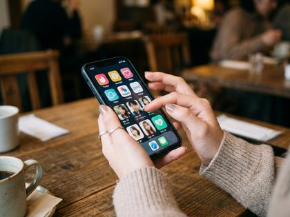 スマートフォンで複数の出会い系アプリのアイコンを眺めながら選んでいる20代女性の手元のイメージ