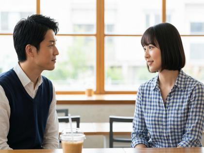 明るいカフェで向かい合って話す男女のイメージ、ナチュラルな雰囲気