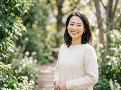 自然光の中で笑顔のアラサー女性のポートレート