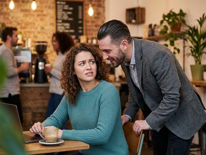 カフェで距離が近すぎる男性と困惑する女性の様子