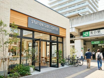 駅前の明るいカフェの外観イメージ画像