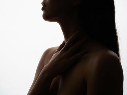 鎖骨や首元に手を添える女性のシルエットイメージ