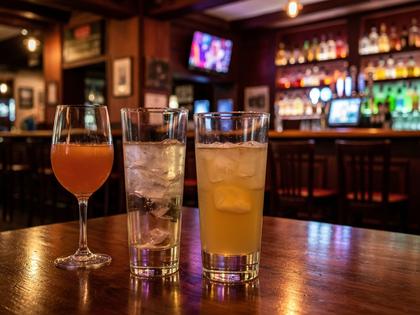 テーブルに置かれた飲み物と楽しそうな雰囲気のバー