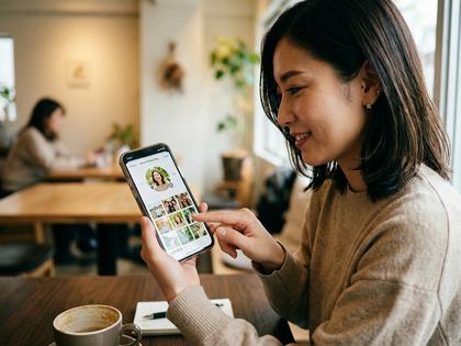 スマホでプロフィール写真を選択している女性のイメージ