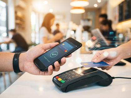 クレジットカードとスマホ決済のイメージ