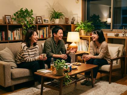 リビングで友人3人が笑顔で会話を楽しむ。