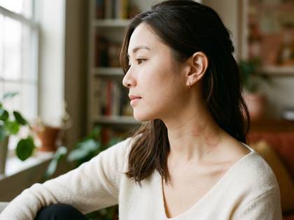 窓の外を眺める女性の穏やかな横顔。