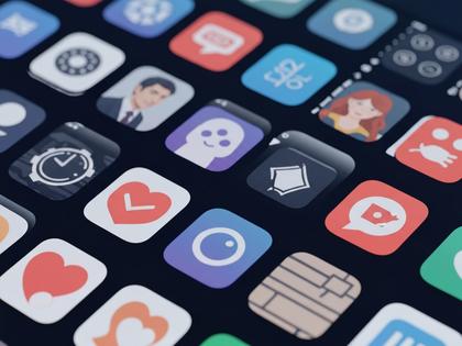 スマホ画面に複数のマッチングアプリアイコンが並んでいるイメージ