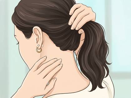 髪を後ろで束ねる女性のイラスト。耳にはイヤリング。