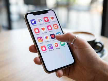 スマートフォンに表示された複数のマッチングアプリアイコンのイメージ画像
