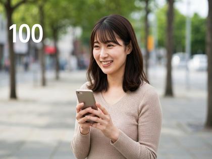 つくば市内でスマホを手に微笑む女性のイメージ写真