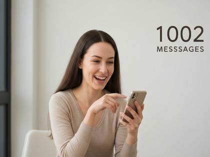 スマホで楽しそうにメッセージのやり取りをしている女性