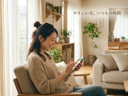 窓辺でリラックスして過ごす女性のイメージ