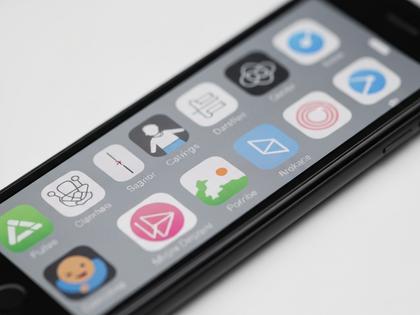スマートフォンに複数のマッチングアプリのアイコンが並んでいる画面
