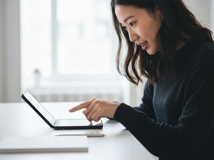 スマホのプライバシー設定画面を確認する女性