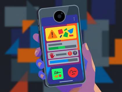 スマートフォンを持つ手。画面には警告と進捗の表示。