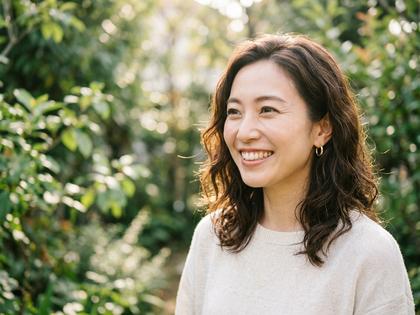 自然光の中で笑顔で撮影された女性のプロフィール写真イメージ