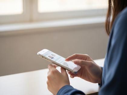 スマートフォンでマッチングアプリを操作する女子大学生の手元