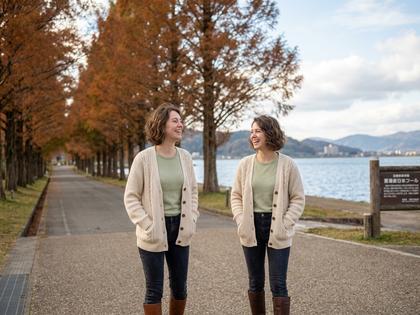 琵琶湖やメタセコイア並木を背景に自然な笑顔で写る20代女性のイメージ