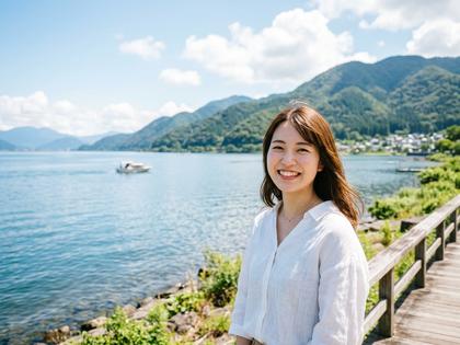 琵琶湖を背景に微笑む20代女性、希望に満ちた明るい雰囲気