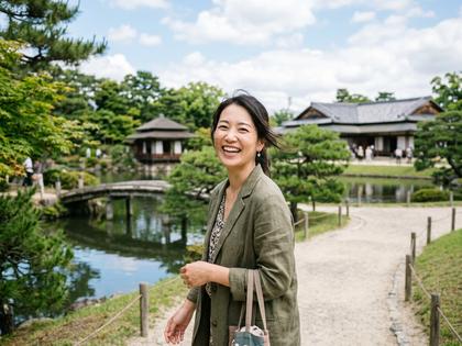岡山後楽園や倉敷美観地区で自然な笑顔で撮影する女性