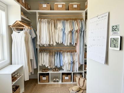 白い夏服が並んだ明るいクローゼット