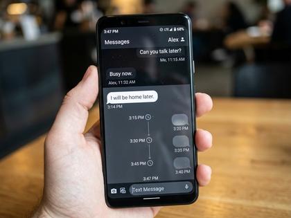 スマホの画面を見て少し笑っている男性の手元アップ