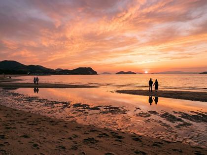 父母ヶ浜の夕焼けと海のリフレクションのデートシーン