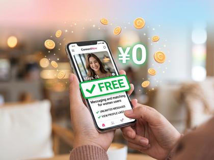 スマホで無料アプリをダウンロードしている女性のイメージ
