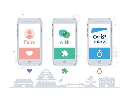 スマホでマッチングアプリを比較検討する女性の手元