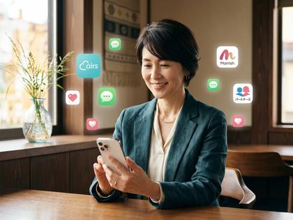 50代の落ち着いた雰囲気の女性がスマホを見ている様子