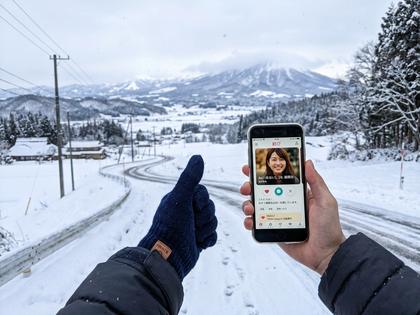 岩手県の雪景色とスマートフォンを持つ女性のイメージ