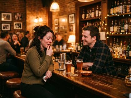 バーカウンターで会話する男女、グラスとぼんやりした照明、800×600
