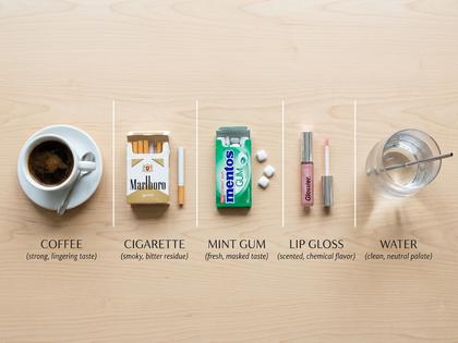 テーブルに置かれたコーヒーカップとミントタブレット、清潔感のある俯瞰写真、800px×600px