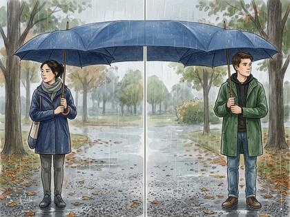 傘の中で少し距離を空けて歩く男女。会話がなく、それぞれ別の方向を見ている様子