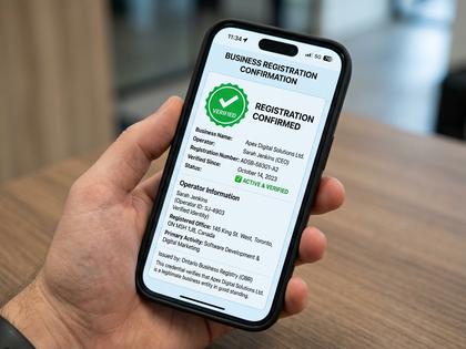 スマートフォンでアプリの運営者情報ページを確認している手元、800px×600px