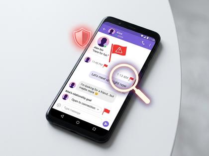 スマホのメッセージ画面を見ながら少し警戒した表情をする女性 800×600